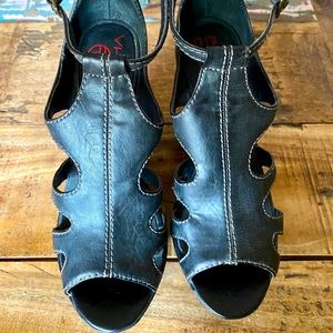 Big Buddha brand women’s size 8 platform wedges